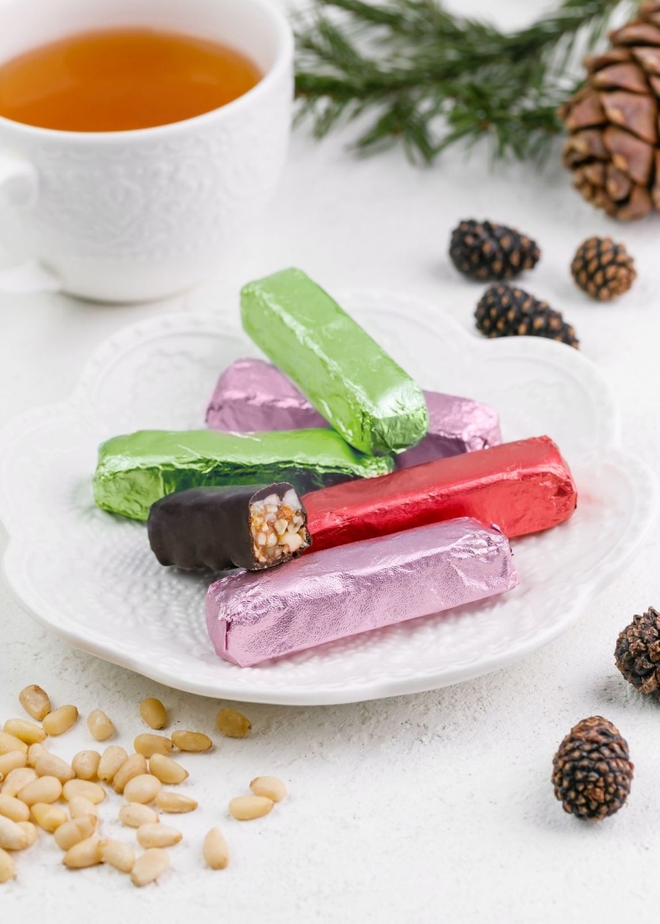 Кедровые палочки ассорти, 540 г | шоу-бокс — яблоко, сосновая шишка, земляника