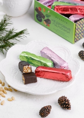 Кедровые палочки ассорти, 540 г | шоу-бокс — яблоко, сосновая шишка, земляника