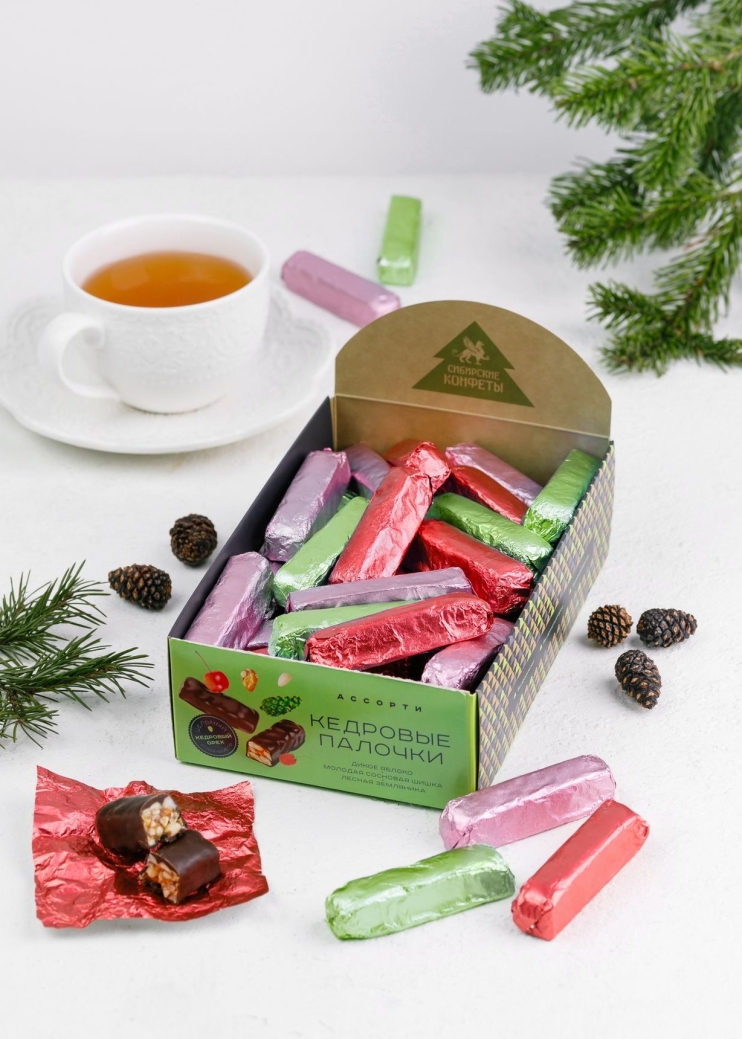 Кедровые палочки ассорти, 540 г | шоу-бокс — яблоко, сосновая шишка, земляника