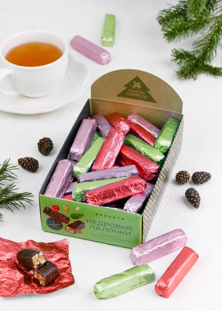 Кедровые палочки ассорти, 540 г | шоу-бокс — яблоко, сосновая шишка, земляника