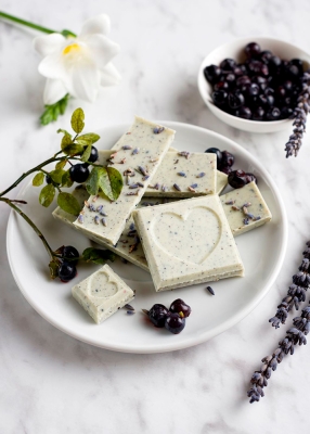 Цветной шоколад с черникой и лавандой, 100 г