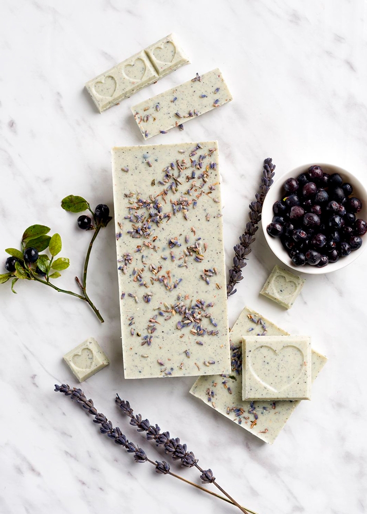 Цветной шоколад с черникой и лавандой, 100 г