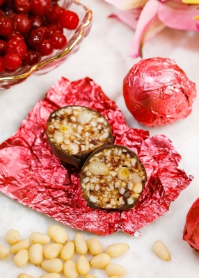 Кедровый грильяж с клюквой, 400 г | шоу-бокс