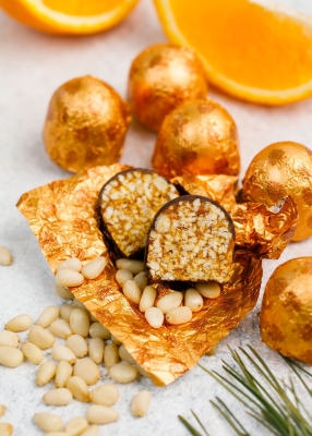 Кедровый грильяж с апельсином и корицей, 540 г | шоу-бокс