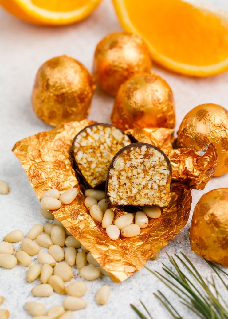 Кедровый грильяж с апельсином и корицей, 540 г | шоу-бокс