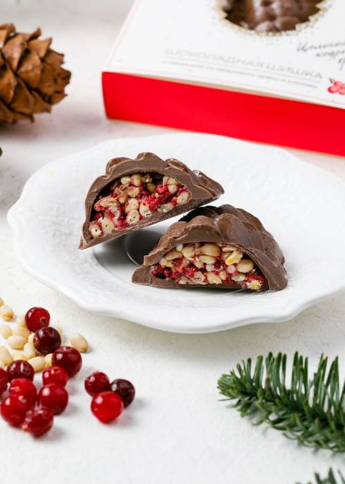 Шоколадная шишка с кедровым орехом и клюквой, 80 г