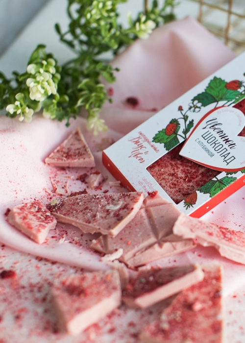 ★ Цветной шоколад с клубникой, 100 г